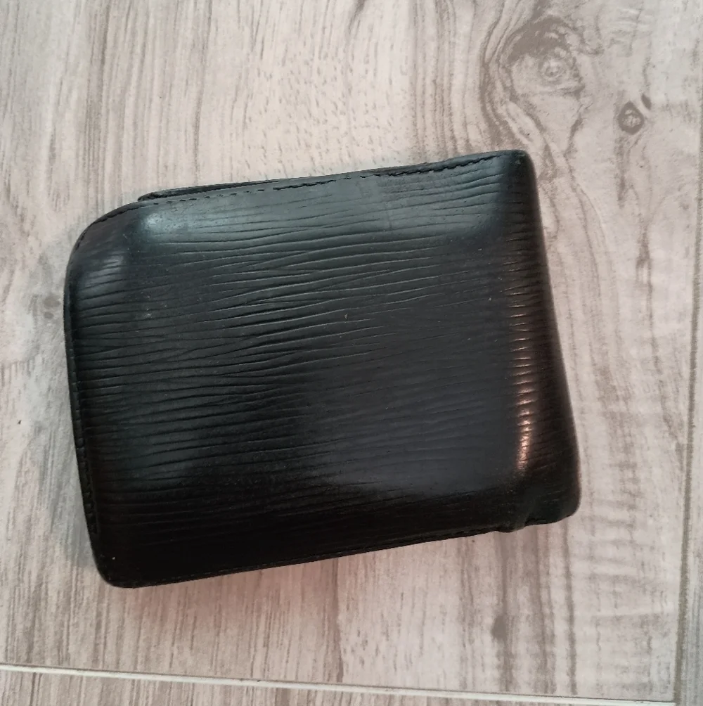 Authentic LOUIS VUITTON EPI LEATHER MENS BIFOLD WALLET BLACK